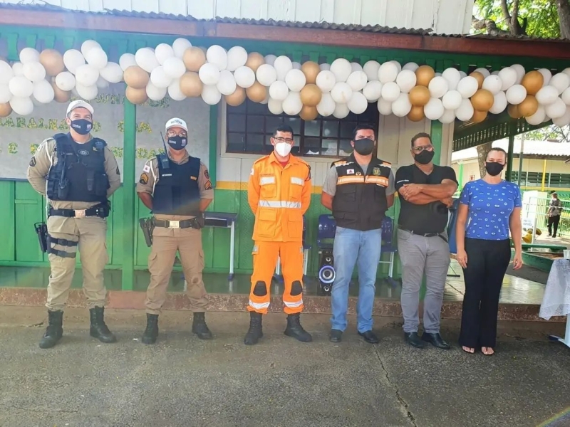 Nesta terça-feira (5), a secretaria de Educação através do Núcleo de Educação para o Trânsito, em parceria com a secretaria de Trânsito, Transporte e Mobilidade Urbana, 2ª Companhia de Bombeiros e 53º Batalhão de Polícia Militar por meio da Patrulha do Trânsito, realizou mais uma palestra “Trânsito Seguro, Direito e Dever de Todos”, ministrada pela primeira vez para alunos do 1º ao 4º Ano do Centro Educacional Municipal Tenente-Coronel Vilagran Cabrita.