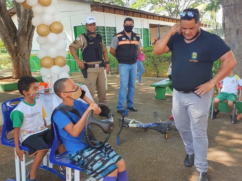 Nesta terça-feira (5), a secretaria de Educação através do Núcleo de Educação para o Trânsito, em parceria com a secretaria de Trânsito, Transporte e Mobilidade Urbana, 2ª Companhia de Bombeiros e 53º Batalhão de Polícia Militar por meio da Patrulha do Trânsito, realizou mais uma palestra “Trânsito Seguro, Direito e Dever de Todos”, ministrada pela primeira vez para alunos do 1º ao 4º Ano do Centro Educacional Municipal Tenente-Coronel Vilagran Cabrita.