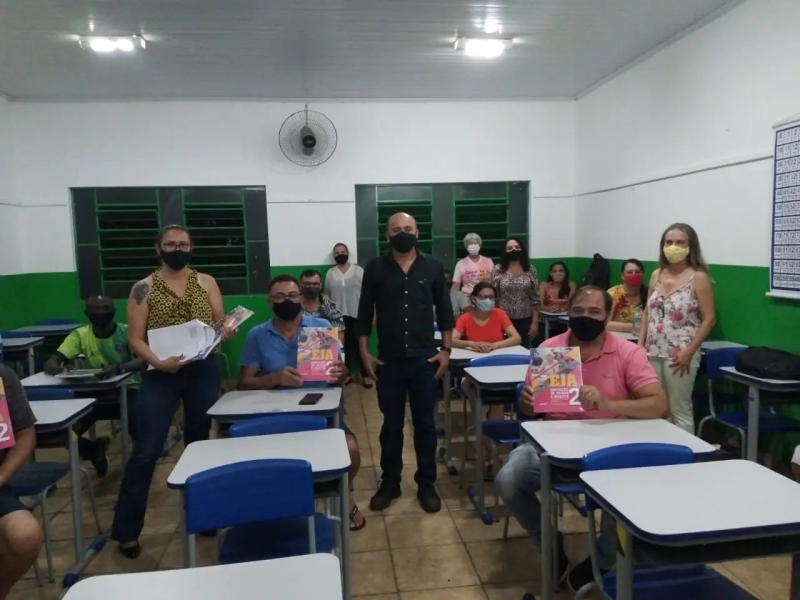 Nesta quarta-feira (06), a secretaria de Educação distribuiu livros pedagógicos da “Coleção Aprender” para as turmas de Educação de Jovens e Adultos (EJA), do CEM Mário da Silva Pereira.