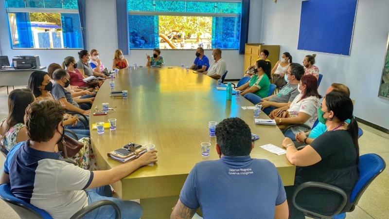 Com o objetivo de alinhar os procedimentos em todas as secretarias da atual administração, na tarde desta quinta-feira (7), foi realizada uma reunião na superintendência de Água e Esgoto de Araguari com a equipe da secretaria de Administração representada pelo subsecretário Gildo Vieira da Cunha, Ana Cristina gerente Geral do departamento Pessoal, a subsecretária Emiliene Veloso da secretaria de Saúde e por Luiz Wessel representante da empresa SONNER.