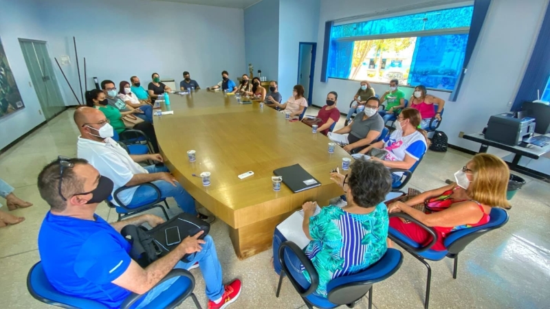 Com o objetivo de alinhar os procedimentos em todas as secretarias da atual administração, na tarde desta quinta-feira (7), foi realizada uma reunião na superintendência de Água e Esgoto de Araguari com a equipe da secretaria de Administração representada pelo subsecretário Gildo Vieira da Cunha, Ana Cristina gerente Geral do departamento Pessoal, a subsecretária Emiliene Veloso da secretaria de Saúde e por Luiz Wessel representante da empresa SONNER.