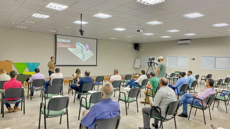 A prefeitura de Araguari por meio das secretarias de Obras, Desenvolvimento, Gabinete e da FAEC apresentou na manhã desta sexta-feira (no auditório da Sicoob Aracoop o projeto de Iluminação e decoração para o Natal 2021.