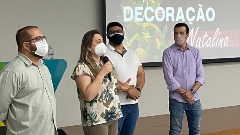 A prefeitura de Araguari por meio das secretarias de Obras, Desenvolvimento, Gabinete e da FAEC apresentou na manhã desta sexta-feira (no auditório da Sicoob Aracoop o projeto de Iluminação e decoração para o Natal 2021.