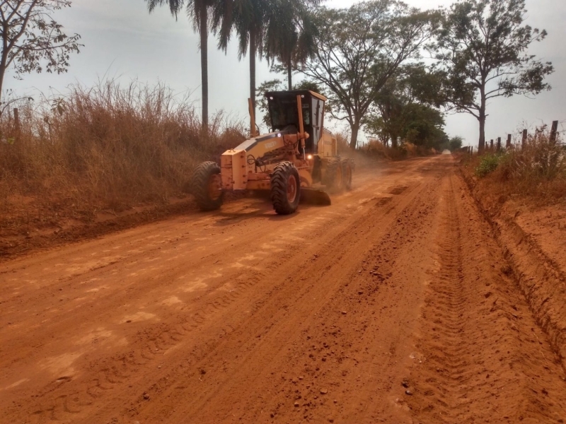 A secretaria de Obras continua acompanhando os trabalhos de manutenção das estradas rurais do município. Nesta quarta-feira (13), os serviços estão concentrados nas regiões de Ararapira, Vargem Grande (Patrona) e Pau Furado.