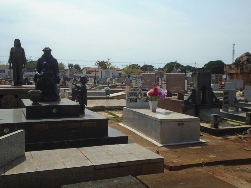 A secretaria de Obras através da diretoria responsável pelos cemitérios do município tem detectado vários túmulos danificados pela ação do tempo dentro do Cemitério Bom Jesus, fato que tem se tornado alvo de reclamações por parte de vários visitantes.  De acordo com o artigo 7º da lei número 6.214, de 02 de outubro de 2019, toda a responsabilidade pela manutenção dos túmulos fica por conta dos titulares “Fica o titular de concessão perpétua obrigado a manter o túmulo limpo e a realizar obras de conservação e reparação no que houver construído, bem como construir os baldrames convenientemente revestidos a fim de ser colocada a lápide, ou construído o mausoléu e ainda a realizar identificação suficiente do número do alvará concessivo ou da concessão perpétua, da numeração sequencial do túmulo e de todas as pessoas inumadas no mesmo.”  Diante a situação, a secretaria de Obras recomenda aos proprietários e responsáveis pelos túmulos que façam uma visita ao Cemitério Bom Jesus para que possam se atualizar sobre a situação para as devidas providências.