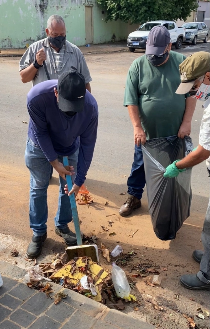 Em resposta rápida para a população, a prefeitura de Araguari através da secretaria de Serviços Urbanos e Distritais enviou duas equipes na manhã desta sexta-feira (15), para limpeza das vias e locais públicos após a chuva forte que atingiu o município ao final da tarde desta quinta-feira (14).