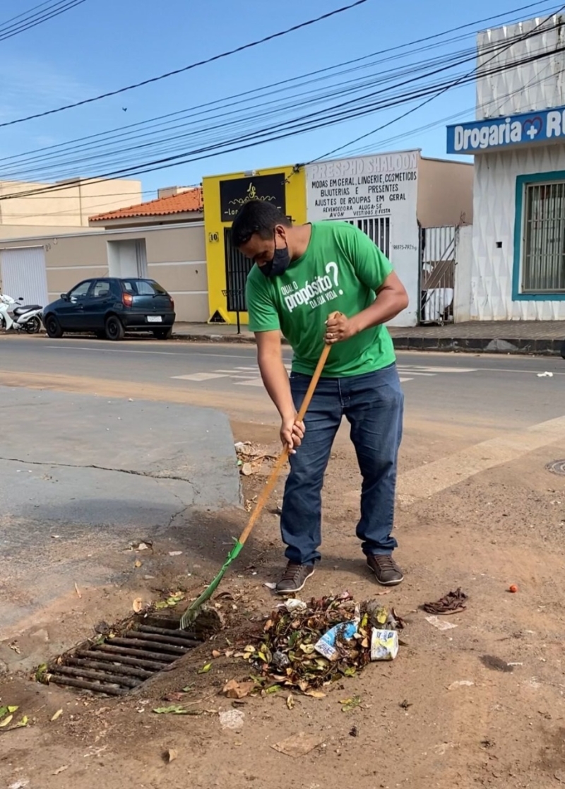 Em resposta rápida para a população, a prefeitura de Araguari através da secretaria de Serviços Urbanos e Distritais enviou duas equipes na manhã desta sexta-feira (15), para limpeza das vias e locais públicos após a chuva forte que atingiu o município ao final da tarde desta quinta-feira (14).