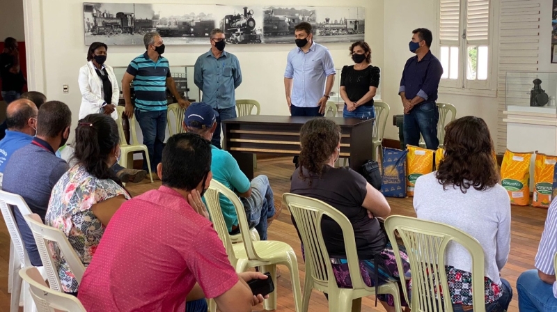 Na manhã desta segunda-feira (18), a secretaria de Agricultura realizou um encontro com doação de sementes para os pequenos produtores que fazem parte das Associações dos Assentamentos: Ezequias dos Reis (Bocaina), Bom Jardim e Banco da Terra.