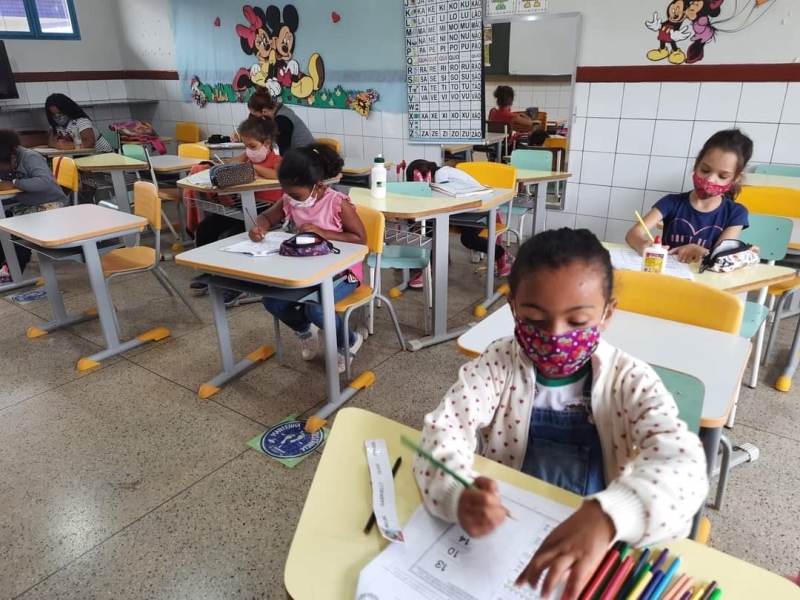 Nesta terça-feira (20), todas as creches municipais - CMEIs, do berçário ao Pré II, retomaram as aulas presenciais, somadas às atividades remotas.