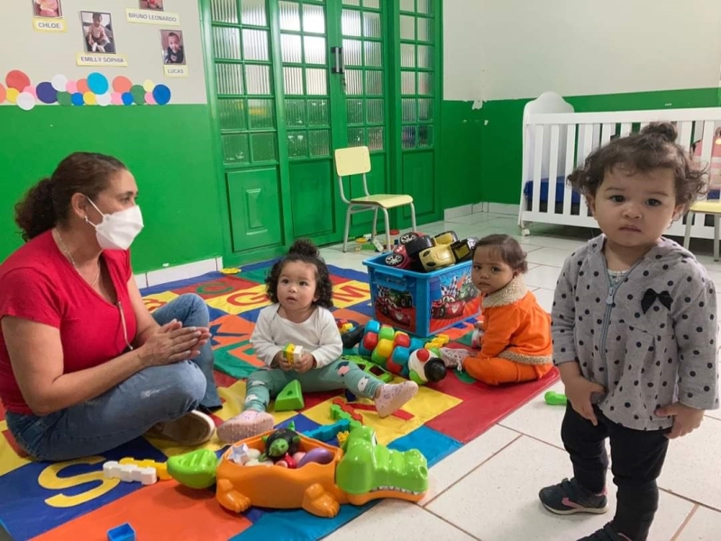 Nesta terça-feira (20), todas as creches municipais - CMEIs, do berçário ao Pré II, retomaram as aulas presenciais, somadas às atividades remotas.