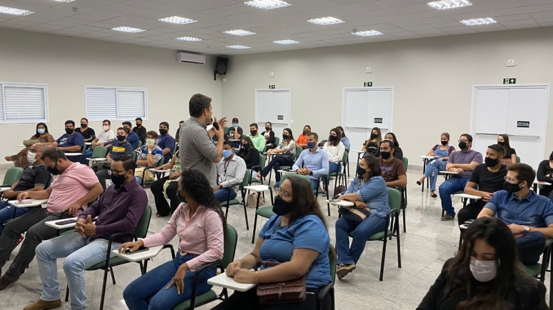 Como forma de oferecer ao cidadão araguarino um atendimento facilitado e mais rápido, a administração do prefeito Renato Carvalho e da vice-prefeita Maria Cecília vem realizando durante esta semana, reuniões com todos os cargos comissionados da prefeitura.