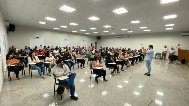 Como forma de oferecer ao cidadão araguarino um atendimento facilitado e mais rápido, a administração do prefeito Renato Carvalho e da vice-prefeita Maria Cecília vem realizando durante esta semana, reuniões com todos os cargos comissionados da prefeitura.