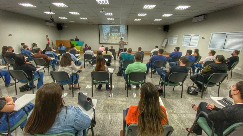 Como forma de oferecer ao cidadão araguarino um atendimento facilitado e mais rápido, a administração do prefeito Renato Carvalho e da vice-prefeita Maria Cecília vem realizando durante esta semana, reuniões com todos os cargos comissionados da prefeitura.