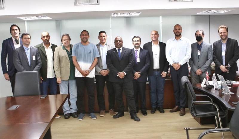 O secretário de Esportes e Juventude Wesley Lucas Mendonça, acompanhado do presidente da Câmara Municipal de Araguari, Vereador Leonardo Rodrigues Neto, do presidente da Federação Mineira de Vôlei, Tomaz Mendes, presidente do Praia Clube, Carlos Augusto Ribeiro Ferreira, com os atletas Serginho, Escadinha e Rodrigão cumpriram agenda em Brasília/DF, na tarde desta quinta-feira (21). O prefeito Renato Carvalho que não pode estar presente por estar recebendo o Ministro Tarcísio Freitas em nosso município, foi representado pelo secretário.  