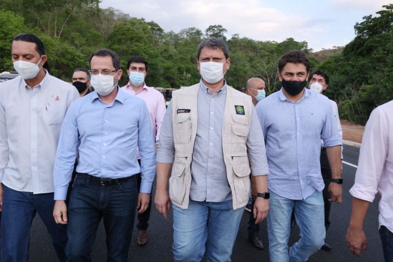 O prefeito Renato Carvalho, vice-prefeita Maria Cecília juntamente com secretários, participaram na tarde desta quinta-feira (21), da inauguração da duplicação do lado goiano da BR 050 no município de Cumari entre os km 309 a 314.