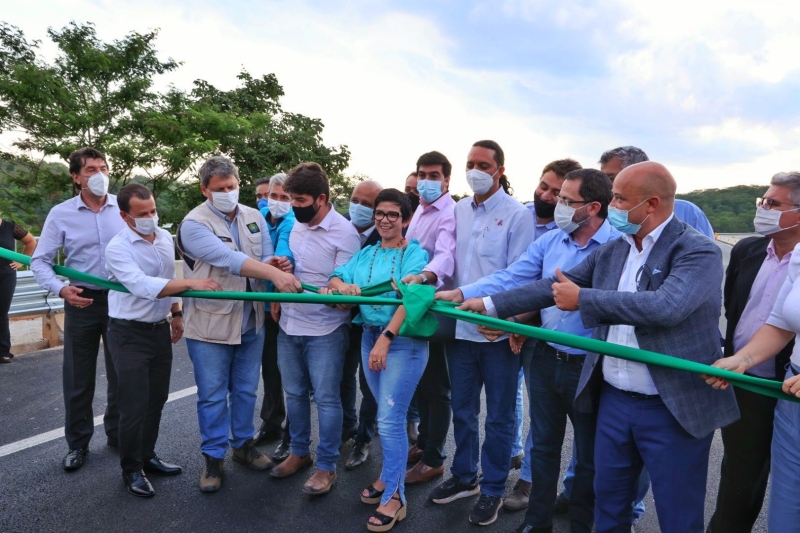 O prefeito Renato Carvalho, vice-prefeita Maria Cecília juntamente com secretários, participaram na tarde desta quinta-feira (21), da inauguração da duplicação do lado goiano da BR 050 no município de Cumari entre os km 309 a 314.