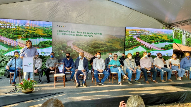 O prefeito Renato Carvalho, vice-prefeita Maria Cecília juntamente com secretários, participaram na tarde desta quinta-feira (21), da inauguração da duplicação do lado goiano da BR 050 no município de Cumari entre os km 309 a 314.