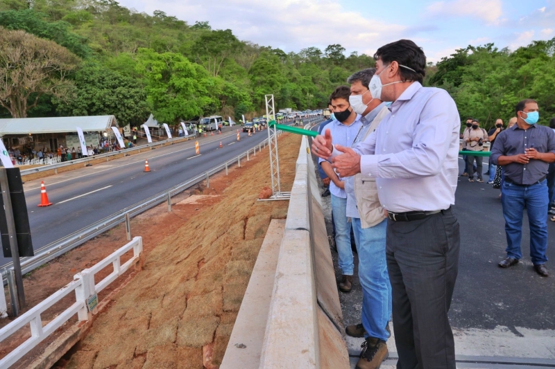 O prefeito Renato Carvalho, vice-prefeita Maria Cecília juntamente com secretários, participaram na tarde desta quinta-feira (21), da inauguração da duplicação do lado goiano da BR 050 no município de Cumari entre os km 309 a 314.