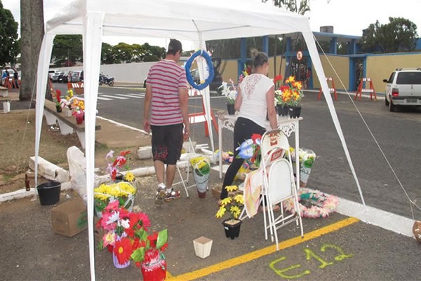 A Secretaria de Serviços Urbanos e Distritais realizou na manhã desta segunda-feira (25), o sorteio dos lotes para vendedores ambulantes para venda de flores na porta do Cemitério Bom Jesus. Para os 27 lotes disponibilizados, apenas 16 pessoas compareceram