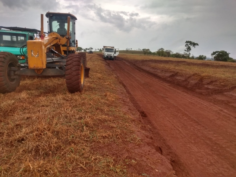 A secretaria de Obras inicia nesta última semana do mês de outubro, com quatro equipes levando melhorias para estradas rurais do município. Estão sendo contempladas as regiões do Fundão, Barra Alegre, Serra do 38 e Pau Furado.