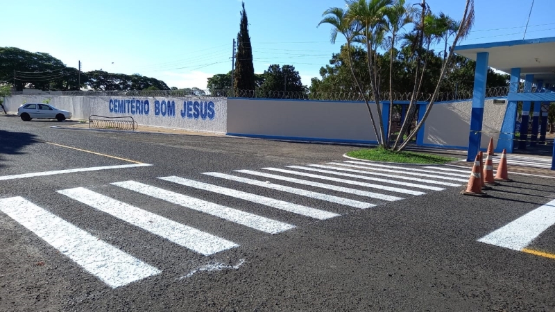 A secretaria de Trânsito, Transporte e Mobilidade Urbana – SETTRANS realizou nesta segunda (25) e terça-feira (26), o serviço de reforço da sinalização de solo ao entorno do Cemitério Bom Jesus.