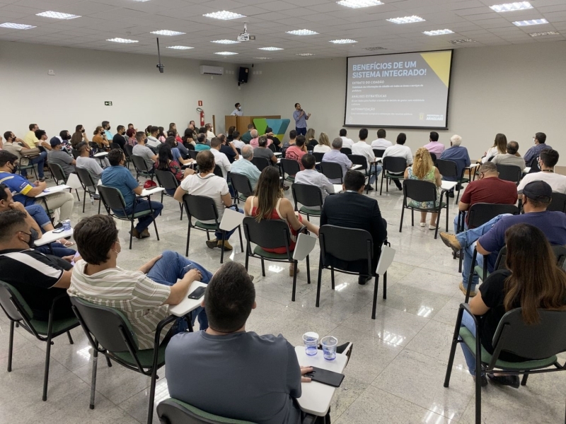 O lançamento da obra de construção da UBS Portal dos Ipês, com a assinatura da  Ordem de Serviço, que estava previsto para às 14:30, desta quinta-feira (28), em Araguari, teve que ser adiado em função da agenda do deputado Doorgal Andrada em Belo Horizonte. O parlamentar foi convocado para reunião extraordinária marcada para esta quinta-feira, às 10h, na Assembleia Legislativa para votar o Plano Plurianual de Ação Governamental e a LOA 2022 de Minas Gerais.