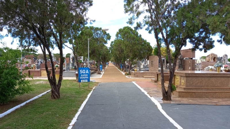 A secretaria de Obras encerrou nesta quinta-feira (28), todos os preparativos para o Dia de Finados. Os sete cemitérios do município, Bom Jesus e Park (perímetro urbano) nos Distritos de Amanhece e Piracaíba e nas Comunidades de Florestina, Campo Redondo e Santo Antônio estão prontos para visitações.