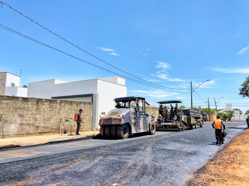 Os serviços de asfaltamento seguem em Araguari e mais uma via está recebendo pavimentação. Nesta quinta-feira (28), o 2º Batalhão Ferroviário iniciou a aplicação de massa asfáltica na Rua Luiz Scalia, Bairro de Fátima. A via possui 120 metros e era a única do setor que ainda não era asfaltada.