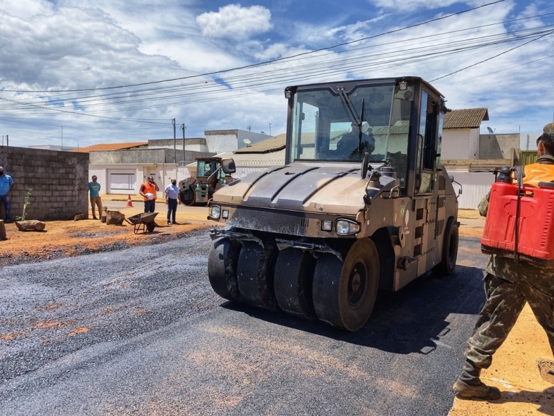 Os serviços de asfaltamento seguem em Araguari e mais uma via está recebendo pavimentação. Nesta quinta-feira (28), o 2º Batalhão Ferroviário iniciou a aplicação de massa asfáltica na Rua Luiz Scalia, Bairro de Fátima. A via possui 120 metros e era a única do setor que ainda não era asfaltada.