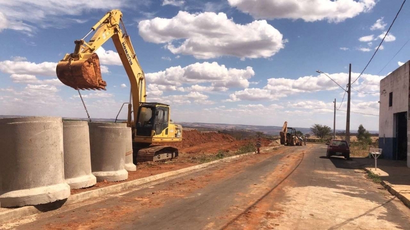 A secretaria de Obras continua acompanhando as obras de drenagem nas ruas A2 e Maria das Dores Peixoto Farias, no residencial Madri.