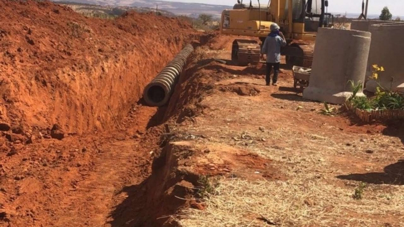 A secretaria de Obras continua acompanhando as obras de drenagem nas ruas A2 e Maria das Dores Peixoto Farias, no residencial Madri.