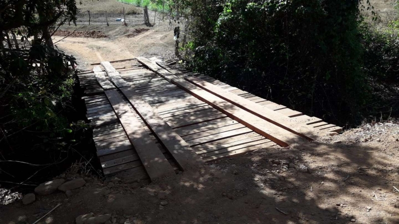 Reiterando a importância da zona rural para o município, a Secretaria de Obras segue realizando obras importantes em pontos diferentes com objetivo de facilitar o deslocamento dos moradores e usuários das vias vicinais. Após o serviço de cascalhamento na serra da estrada que liga a Ponte Preta, a secretaria finalizou os trabalhos de recuperação da ponte naquele setor. As vigas e tábuas foram trocadas deixando a ponte pronta para o trânsito.  A Prefeitura de Araguari tem buscado oferecer ao máximo para zona rural, estradas de qualidade para que possam facilitar o deslocamento das pessoas