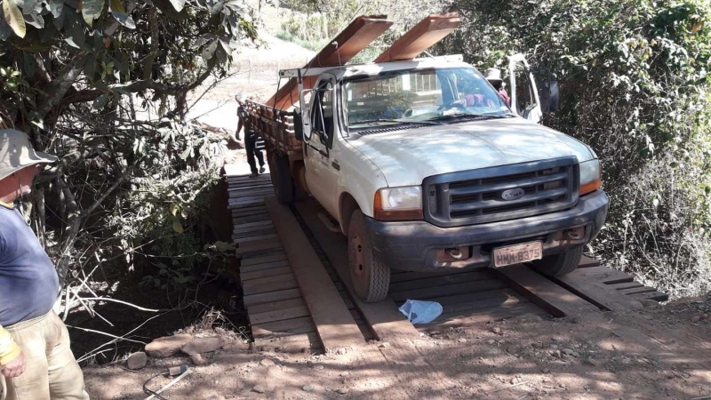 Reiterando a importância da zona rural para o município, a Secretaria de Obras segue realizando obras importantes em pontos diferentes com objetivo de facilitar o deslocamento dos moradores e usuários das vias vicinais. Após o serviço de cascalhamento na serra da estrada que liga a Ponte Preta, a secretaria finalizou os trabalhos de recuperação da ponte naquele setor. As vigas e tábuas foram trocadas deixando a ponte pronta para o trânsito.  A Prefeitura de Araguari tem buscado oferecer ao máximo para zona rural, estradas de qualidade para que possam facilitar o deslocamento das pessoas