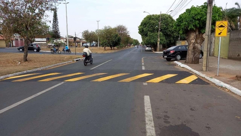 Visando diminuir a velocidades dos veículos na avenida Belchior de Godoy e com isso aumentar a segurança dos pedestres, a secretaria de Trânsito, Transporte e Mobilidade Urbana está construindo dois redutores de velocidade no encontro da avenida com a rua Luiz Shinoor (Centro) e com a rua Dezenove de Outubro (Santa Terezinha).