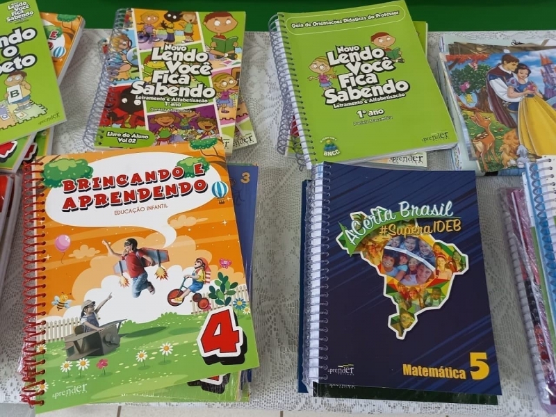 O secretário de Educação Gilmar Chaves juntamente com os departamentos pedagógicos e administrativos, acompanharam nesta quarta-feira (15), a entrega do material nas unidades: João Ribeiro, Irmã Margarida e Papa João XXIII. Na oportunidade também estavam sendo entregues as apostilas e kit alimentação.