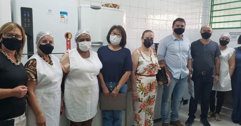 O prefeito Renato Carvalho juntamente com o secretário de Educação Gilmar Machado e educadores com a secretária de Agricultura Waldeni de Assis, estiveram no Centro Educacional Municipal Papa João XXIII no bairro Novo Horizonte.