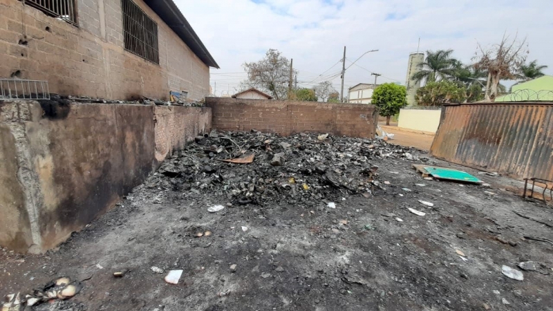 Na madrugada deste domingo (19), um incêndio de grandes proporções atingiu o depósito externo da Associação dos Catadores de Materiais Reciclados de Araguari- Ascamara, localizada na rua Dezessete no bairro Independência.