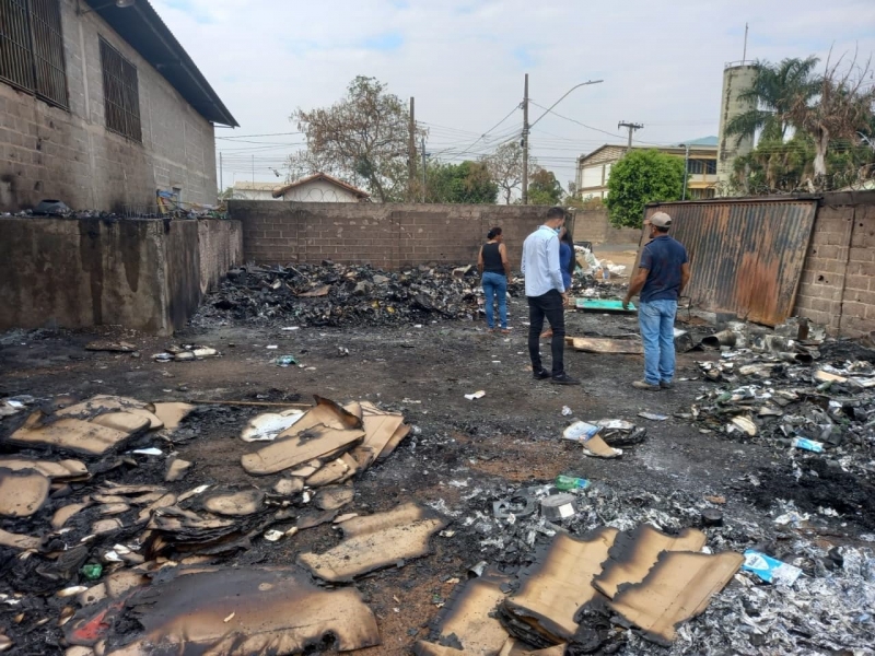 Na madrugada deste domingo (19), um incêndio de grandes proporções atingiu o depósito externo da Associação dos Catadores de Materiais Reciclados de Araguari- Ascamara, localizada na rua Dezessete no bairro Independência.