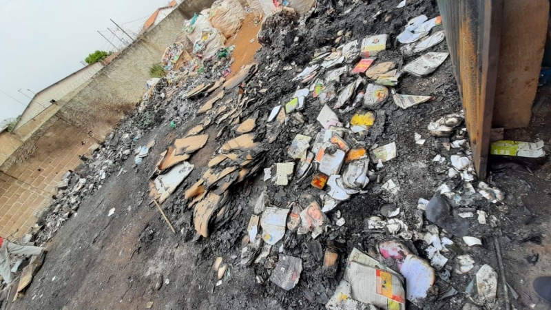 Na madrugada deste domingo (19), um incêndio de grandes proporções atingiu o depósito externo da Associação dos Catadores de Materiais Reciclados de Araguari- Ascamara, localizada na rua Dezessete no bairro Independência.