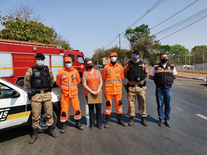 Dando continuidade as ações da “Semana do Trânsito”, a prefeitura de Araguari através das secretarias de Trânsito, Transporte e Mobilidade Urbana e de Educação com o apoio do Núcleo de Educação para o Trânsito, realizaram na manhã de hoje (21) uma “Blitz Educativa” em frente ao Frigorífico Mataboi.