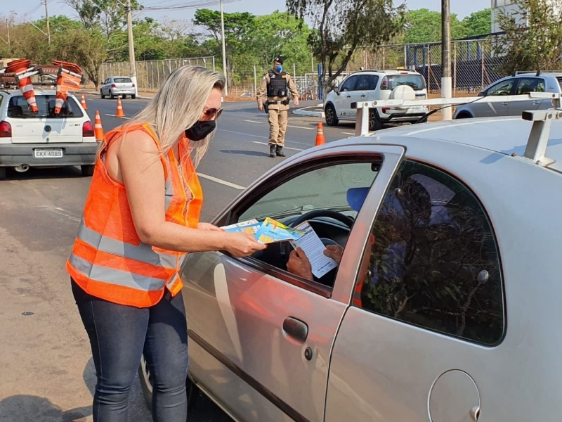 Dando continuidade as ações da “Semana do Trânsito”, a prefeitura de Araguari através das secretarias de Trânsito, Transporte e Mobilidade Urbana e de Educação com o apoio do Núcleo de Educação para o Trânsito, realizaram na manhã de hoje (21) uma “Blitz Educativa” em frente ao Frigorífico Mataboi.