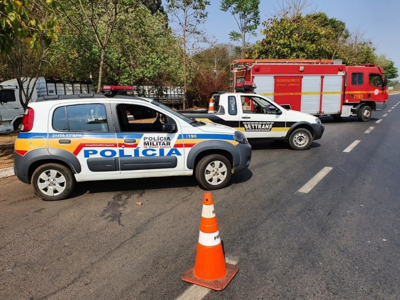 Dando continuidade as ações da “Semana do Trânsito”, a prefeitura de Araguari através das secretarias de Trânsito, Transporte e Mobilidade Urbana e de Educação com o apoio do Núcleo de Educação para o Trânsito, realizaram na manhã de hoje (21) uma “Blitz Educativa” em frente ao Frigorífico Mataboi.