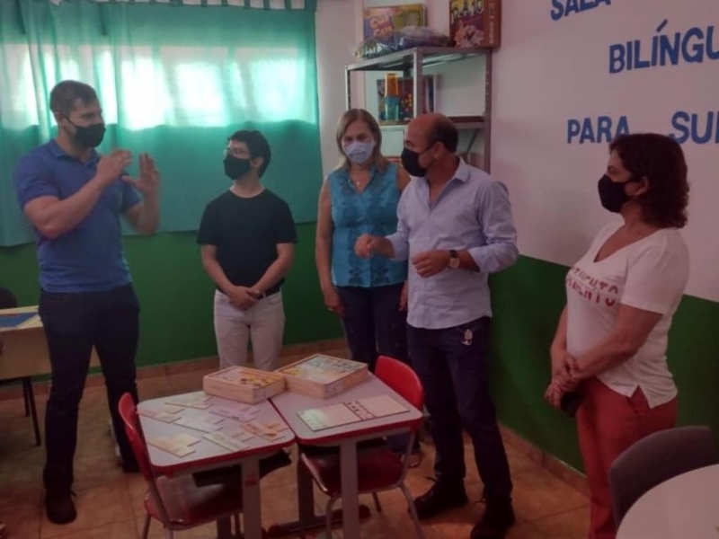 Por determinação do prefeito Renato Carvalho e da Vice-prefeita Maria Cecília,sempre atentos a uma educação de qualidade e inclusiva,aconteceu na tarde de quinta-feira (23), no CEM. Ten.Cel.Vilagran Cabrita ações referentes à campanha "Setembro Azul", mês dedicado à Valorização dos Surdos e da Língua Brasileira de Sinais.