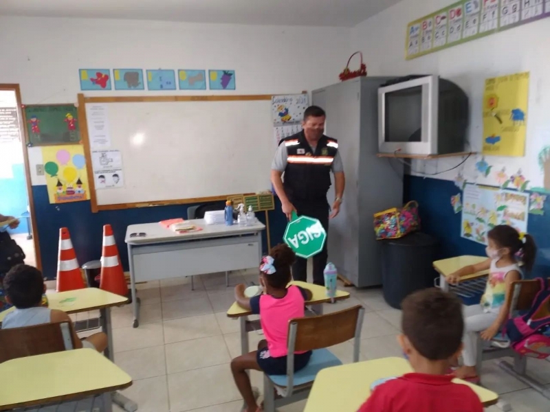 A secretaria de Trânsito realizou uma palestra de educação no trânsito para os alunos do Centro Municipal de Educação Infantil Nossa Senha da Penha.