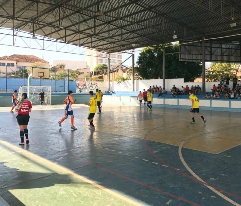 A secretaria de Esportes e da Juventude retoma nesta semana com as aulas do esporte especializado nas dependências do Araguari Tênis Clube – ATC. A secretaria vinha trabalhando com crianças de 12 a 15 anos e a grande novidade neste retorno é a abertura de inscrições para crianças de 7 a 10 anos que poderão iniciar na escolinha de basquete.