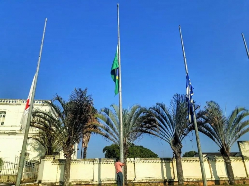 Depois de tanta dor sentida por todos os servidores da Prefeitura de Araguari, desde esta quinta-feira (30), o município decreta luto de três dias pela morte da pequena Larissa dos Anjos Sena de 9 anos.