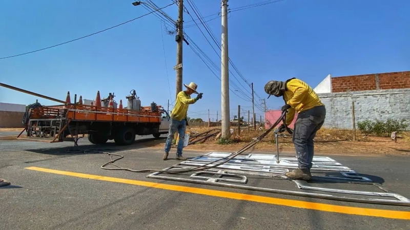 A recuperação da sinalização estratigráfica em Araguari continua sendo uma das prioridades da secretaria de Trânsito, Transporte e Mobilidade Urbana. Os trabalhos seguem de forma ininterrupta com acompanhamento diário da SETTRANS.