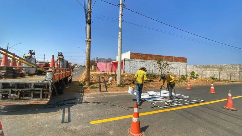 A recuperação da sinalização estratigráfica em Araguari continua sendo uma das prioridades da secretaria de Trânsito, Transporte e Mobilidade Urbana. Os trabalhos seguem de forma ininterrupta com acompanhamento diário da SETTRANS.