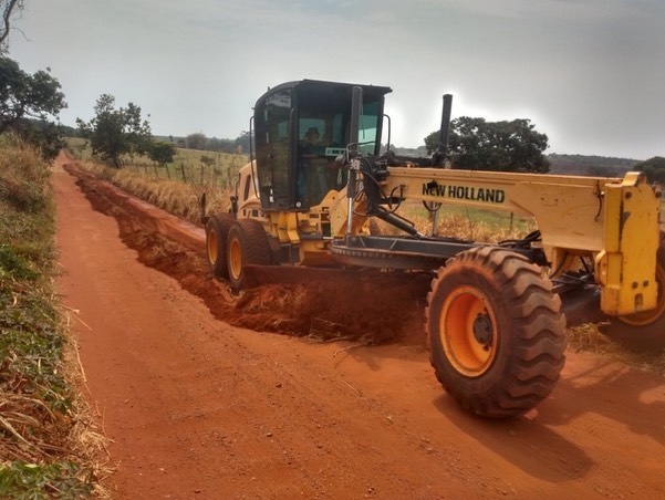 A secretaria de Obras inicia a semana com serviços em vários setores da zona rural com a recuperação de várias estradas. Nesta segunda-feira (11), os serviços estão concentrados nas regiões do Taquaral, Barracão, Bom Jardim, Bocaina, Emborcação, Serra do 38 e Retiro Velho.
