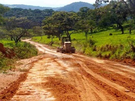 A Prefeitura de Araguari, através da Secretaria de Obras, inicia a semana com a presença de quatro equipes realizando os serviços de manutenção nas estradas rurais do município.